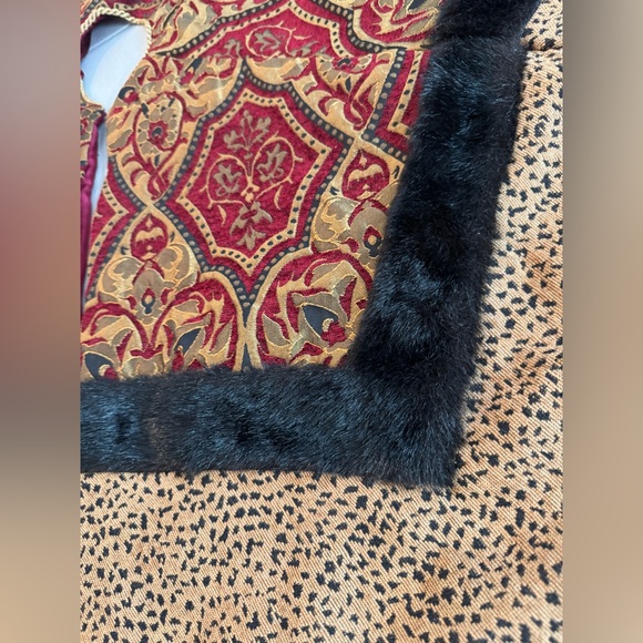 Christmas Tree Skirt - Fur brown Trim with burnt red, gold colors! - Picture 3 of 5